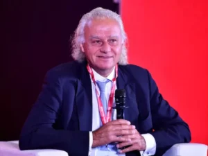 मुफ्त योजनाएं भारत के रुपये को बना रहीं कमजोर: क्रिस्टोफर वुड की रिपोर्ट