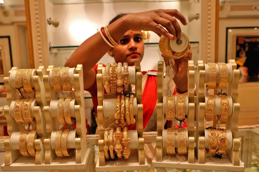 Gold Price Today: सोना ₹1.27 लाख के करीब, चांदी में 500 रुपये की तेजी; जानें ताजा भाव