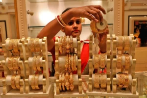 Gold and Silver Price Today: सोना और चांदी की कीमतों में गिरावट, MCX पर दोनों के भाव फिसले