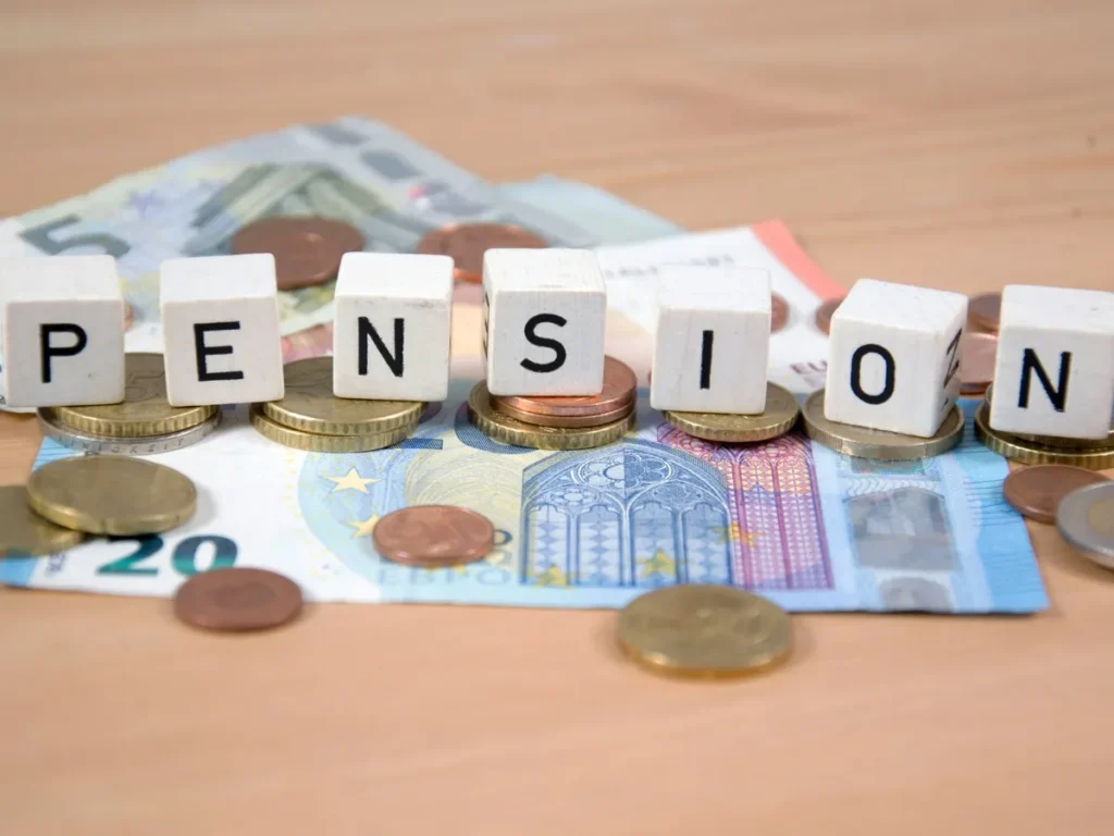 लाइफ सर्टिफिकेट जमा करना चाहते हैं? घर बैठे आधार की मदद से चुटकियों में होगा काम!