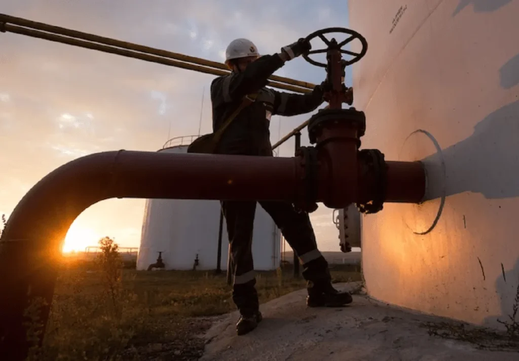 अमेरिकी प्रतिबंधों का बड़ा असर: भारत को रूसी तेल का लदान 3 साल के निचले स्तर पर